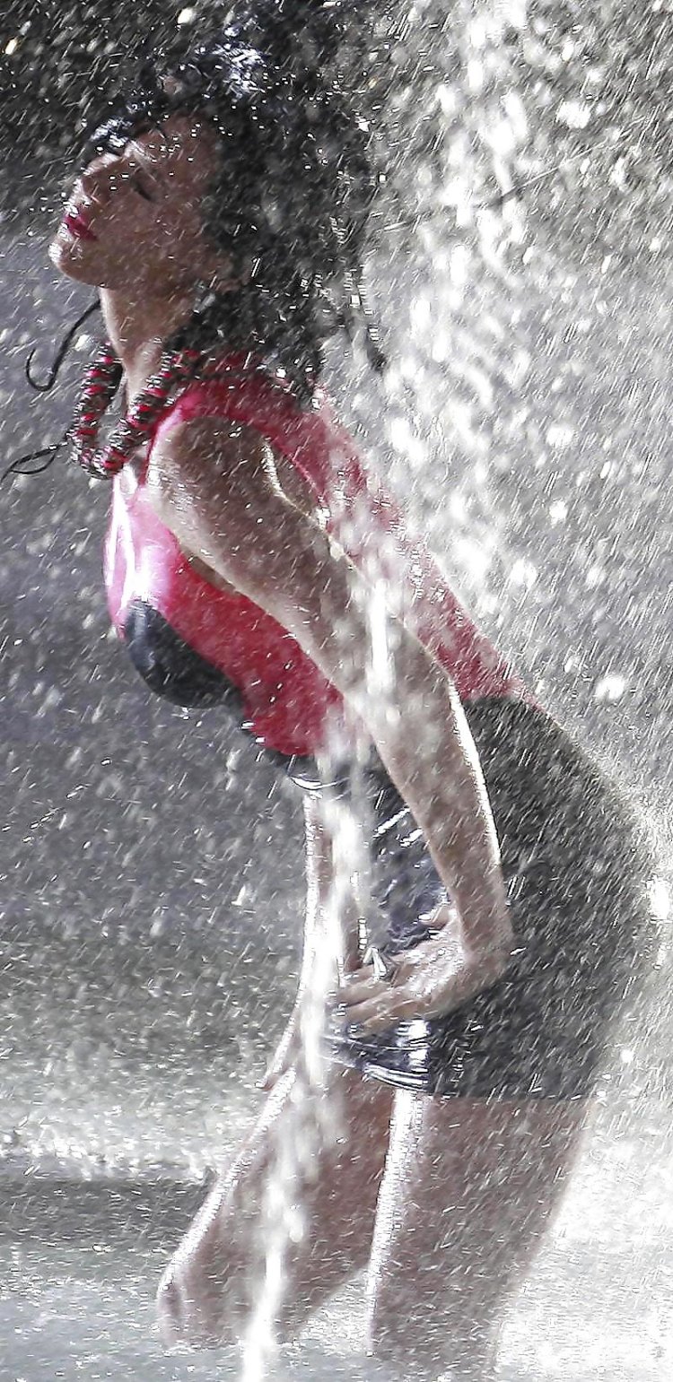 Девушка обливается водой