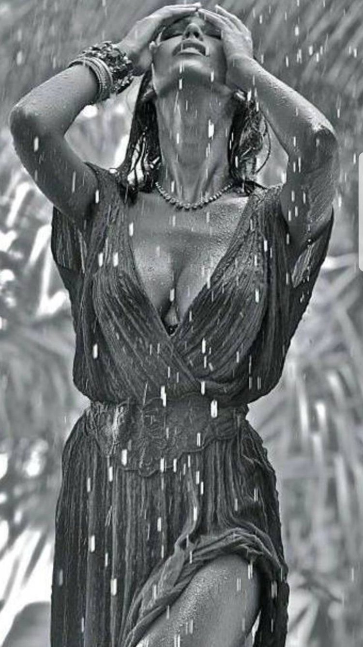 Мокрые прозрачные платья