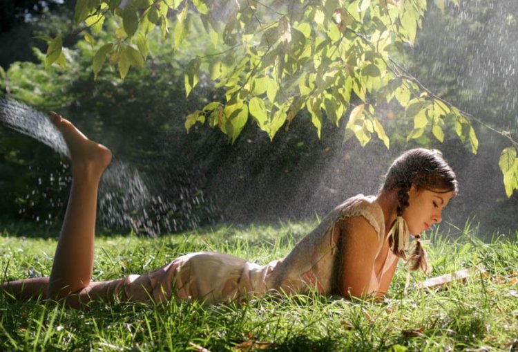 Девушка под дождем в лесу