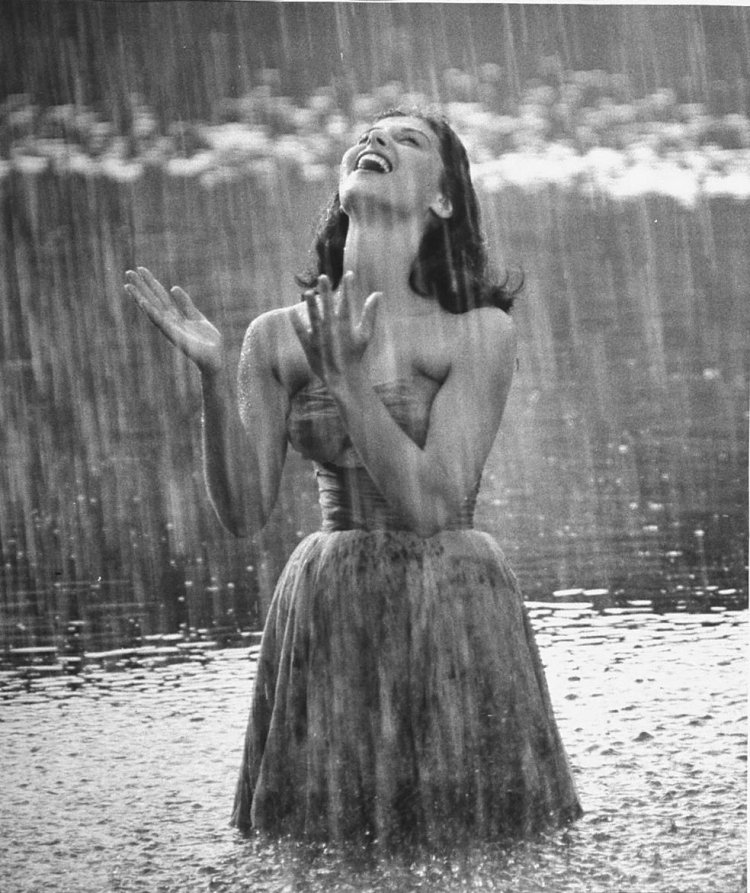 Женщина под дождем