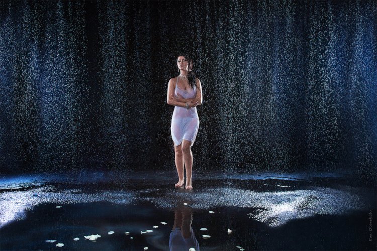 Мокрая девушка под дождём