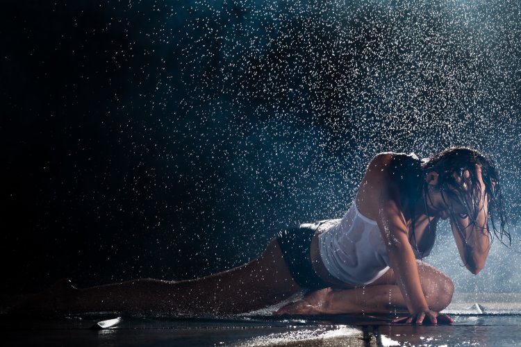 Красивая девушка под дождем