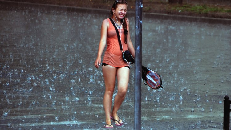 Мокрая девушка под дождём