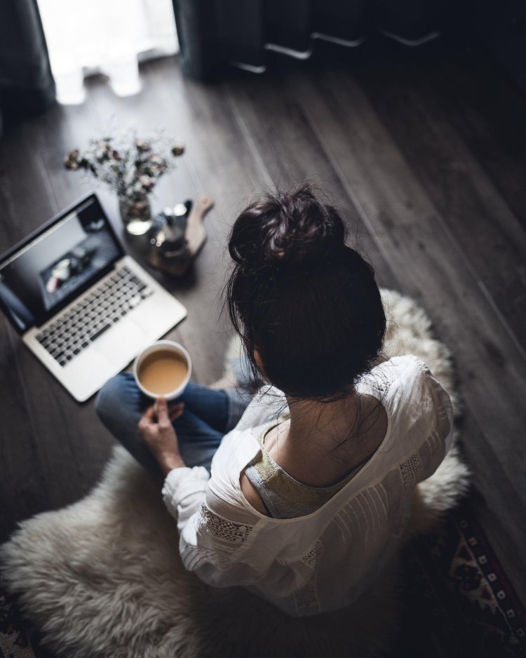 Брюнетка с кофе