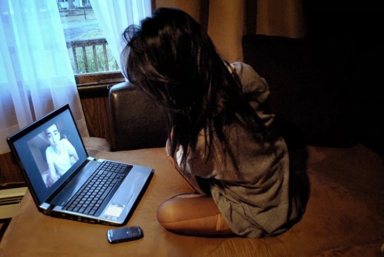 Девушка сидит у компа