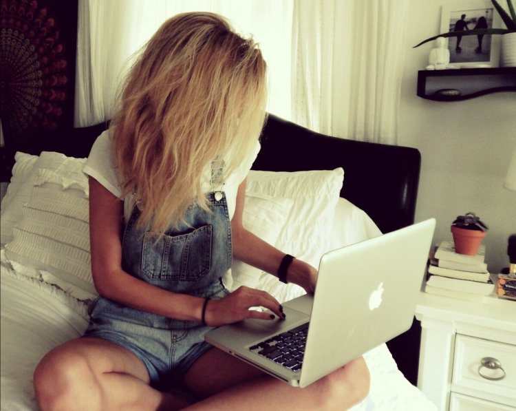 Блондинка с ноутбуком