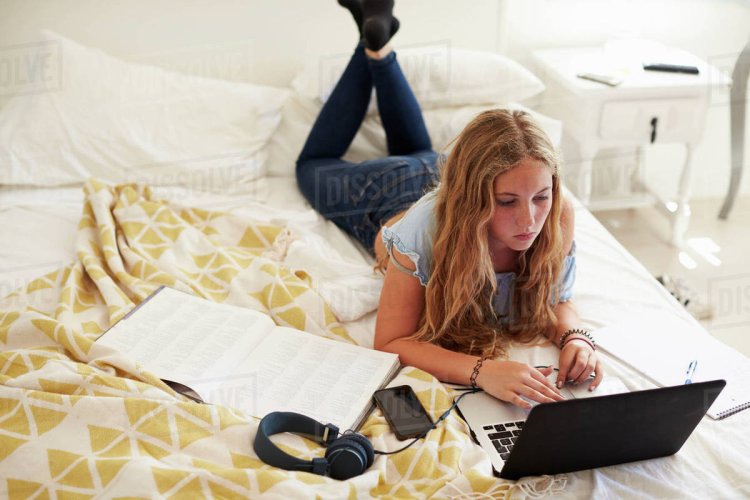 Девушка в постели с ноутом