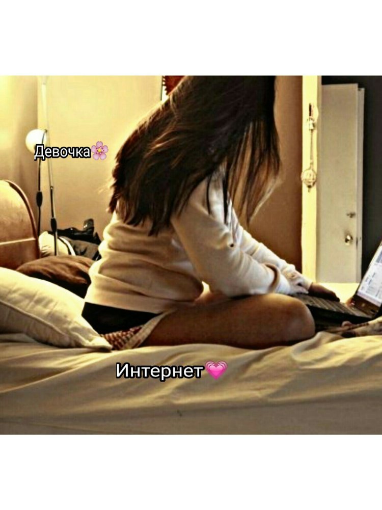 Брюнетка с ноутбуком