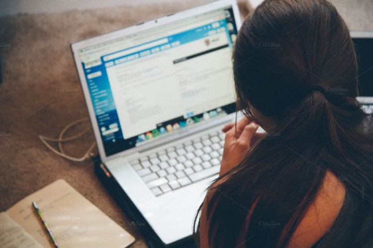 Брюнетка с ноутбуком