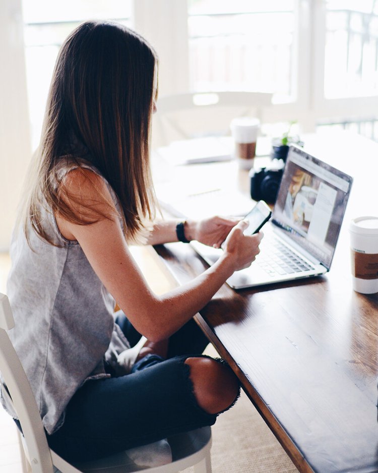 Девушка с ноутом