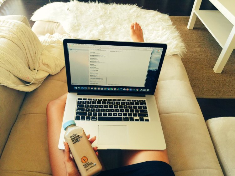 Ноутбук на постели