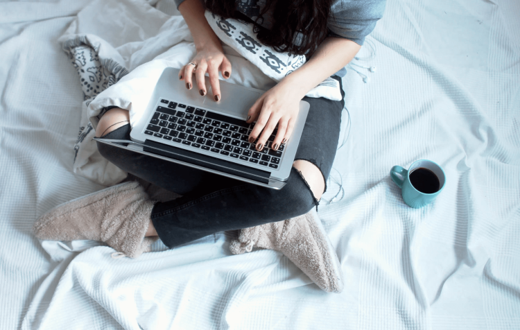 Девушка с ноутом