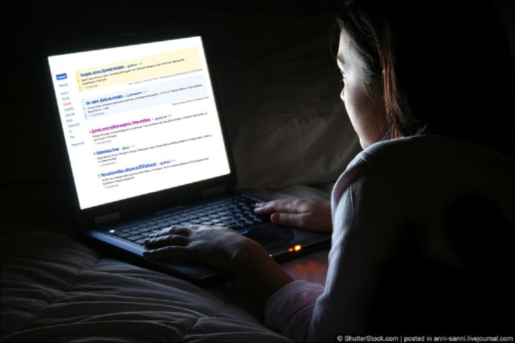 Девушка перед экраном