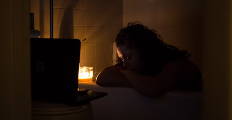 Девушка ночью в комнате