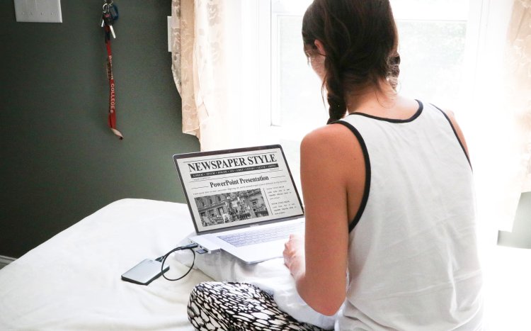 Смешная девушка за ноутбуком