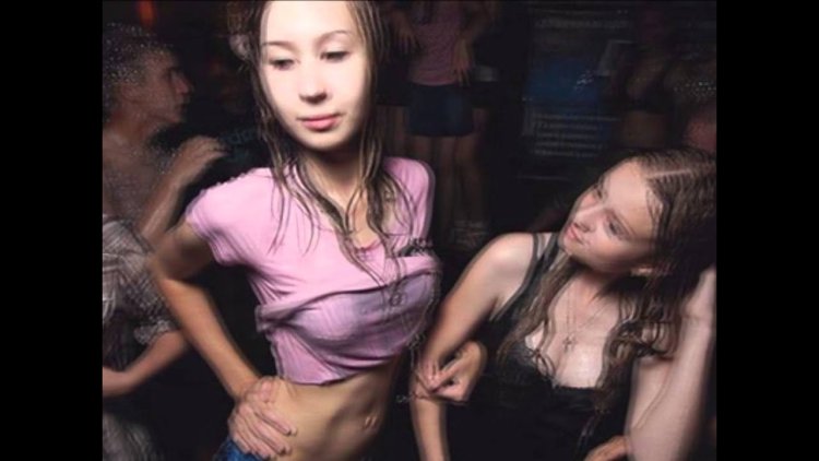 Девочки в клубе