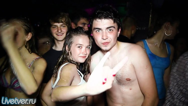 Девушка зажигает в клубе