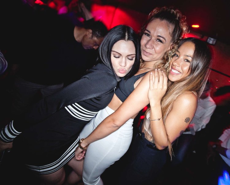 Танцовщица в ночном клубе