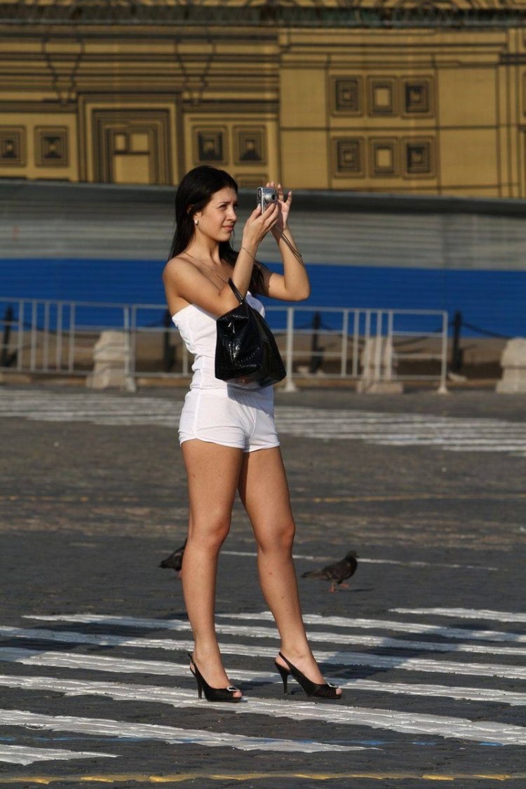 Девушки летом на улице