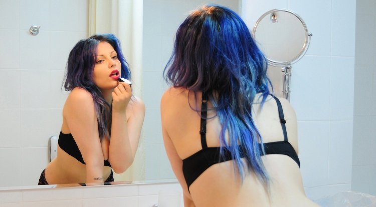 Девушка с голубыми волосами