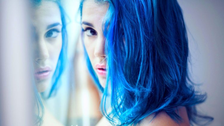 Мия Бойко голубые волосы