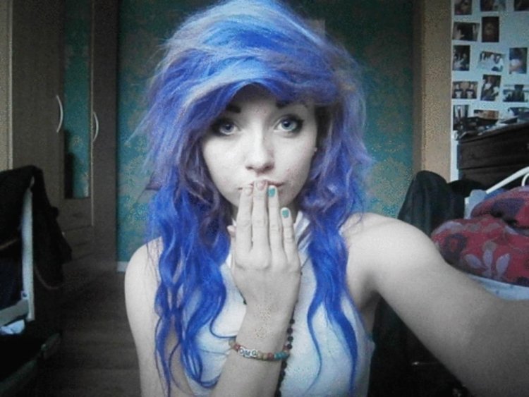 Девушка голубые волосы страшная