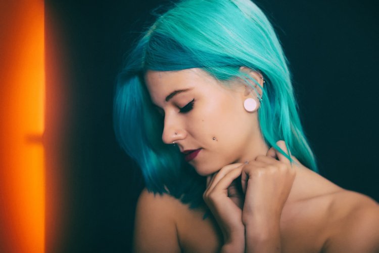 Мия Бойка с синими волосами