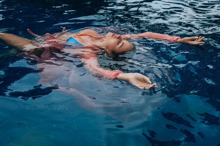 Девушка плавает