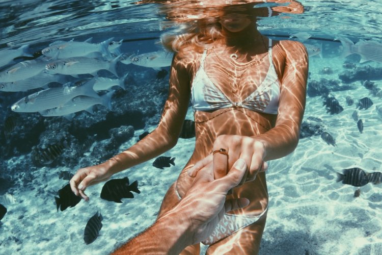 Голые в бассейне под водой