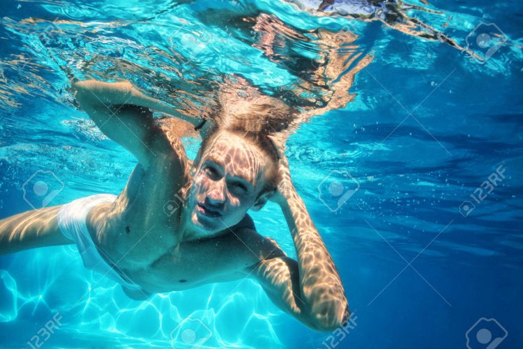 Девушки в бассейне в купальниках