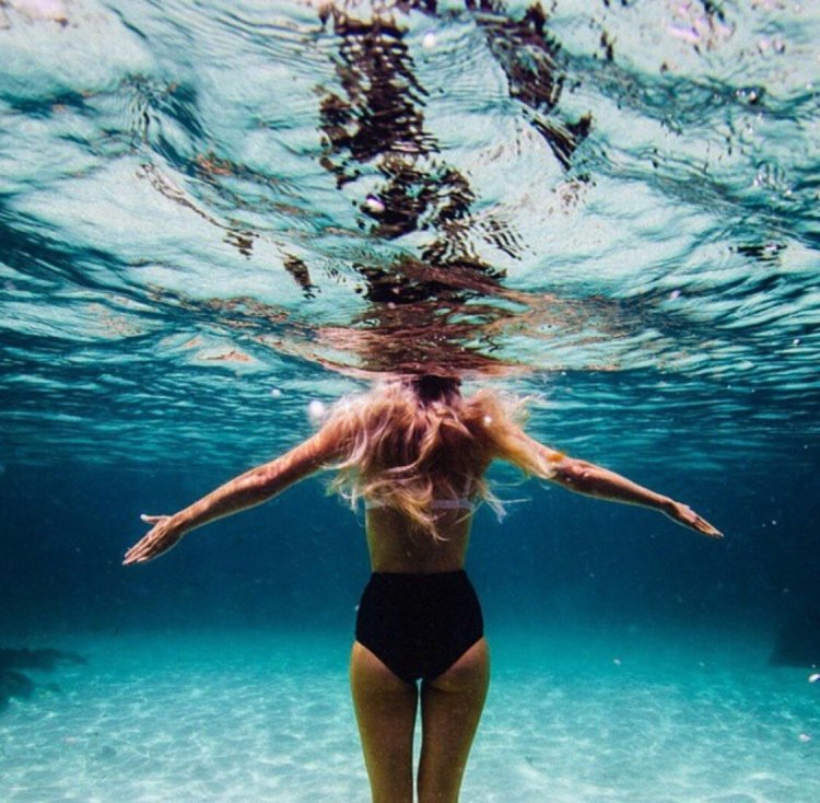 Горячие девушки в бассейне