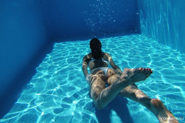 Девушка в бассейне под водой