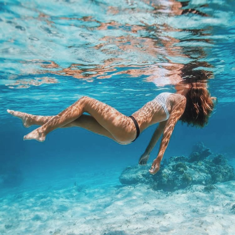 Топлесс в бассейне