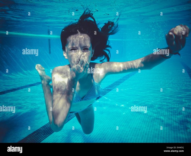 Кайли Миноуг у бассейна