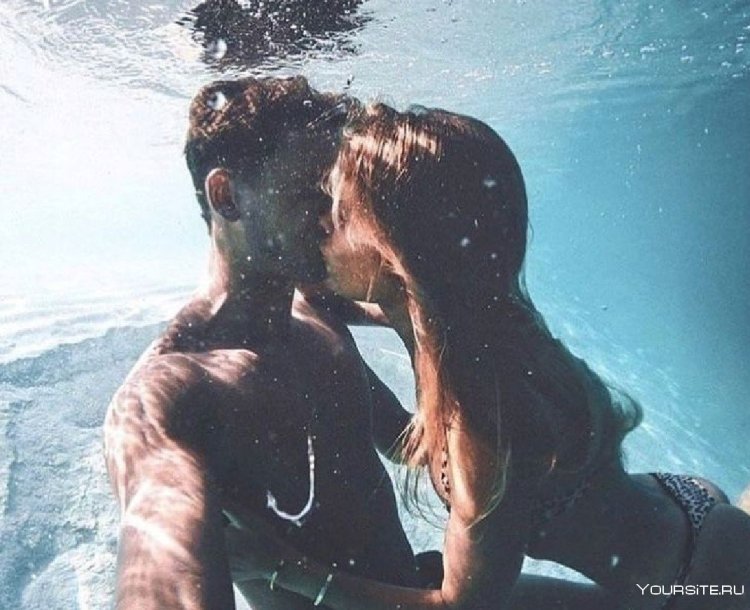 Девушки в бассейне в купальниках