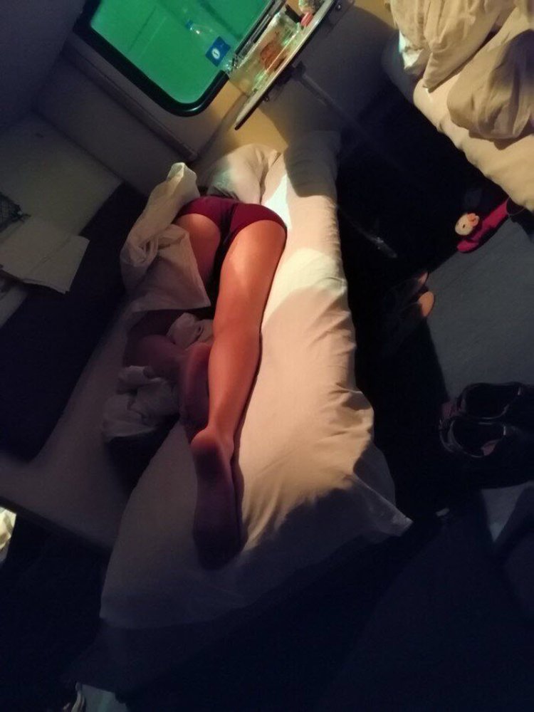 Красивые девушки в поезде