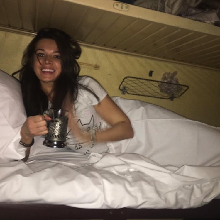 Спящий парень в поезде