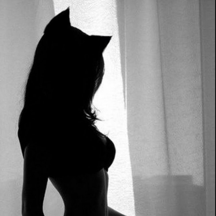 Тень девушки с кошачьими ушками