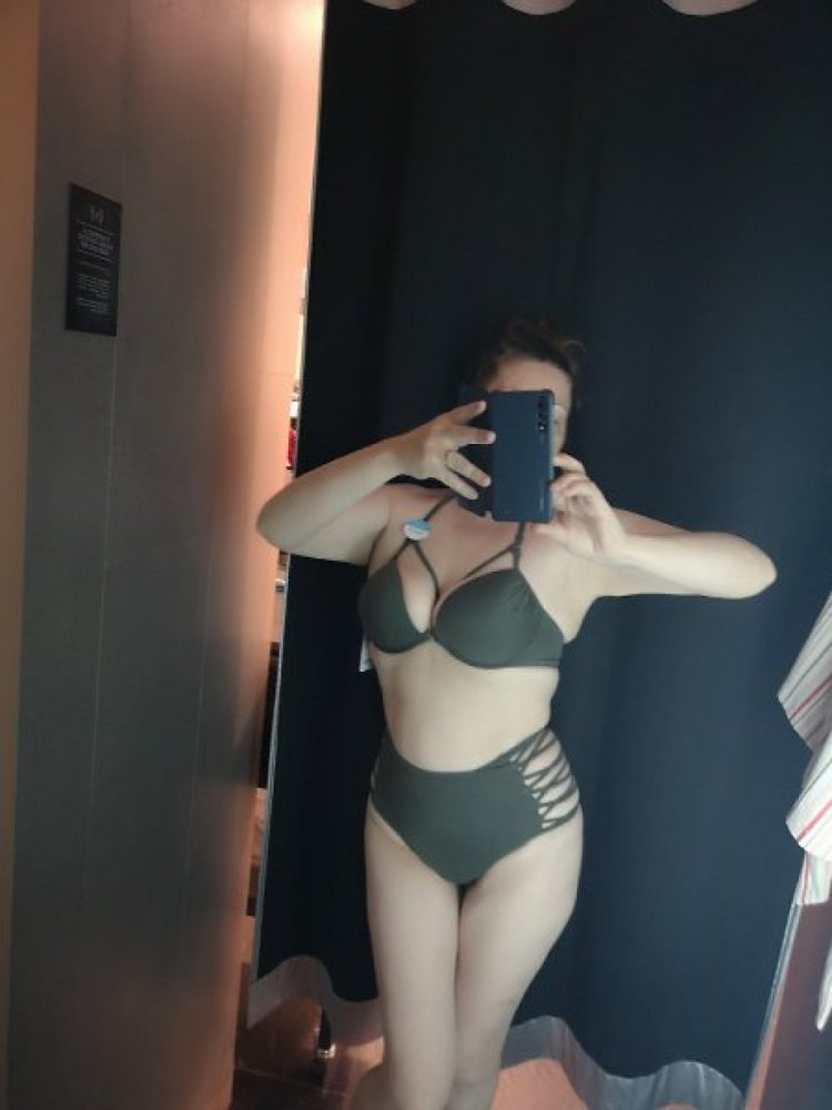 Модель у зеркала