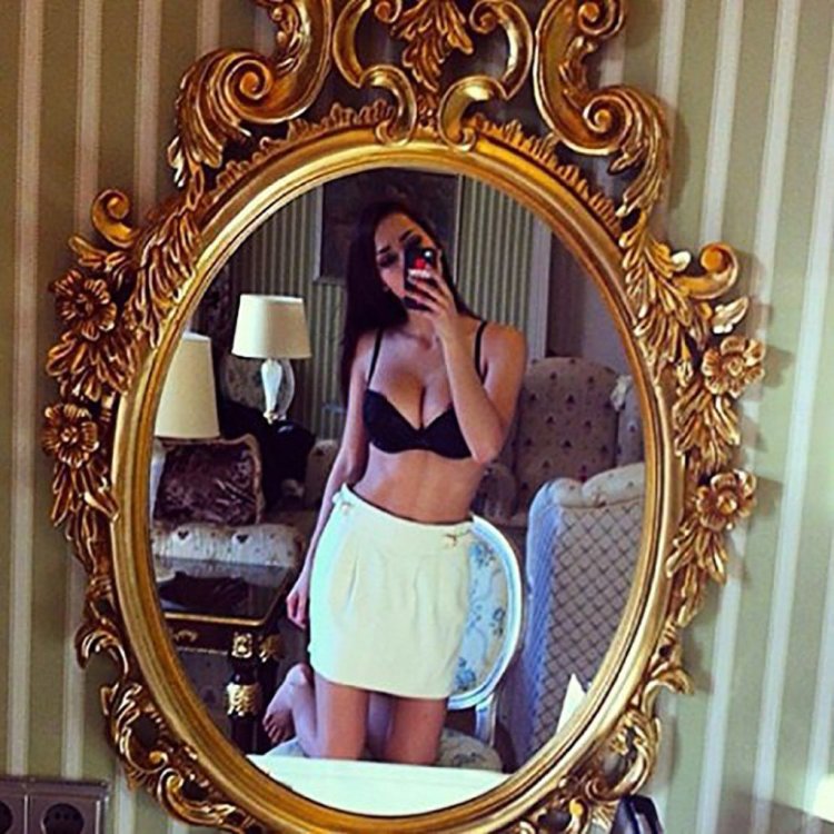 Девушки фоткаются в зеркале