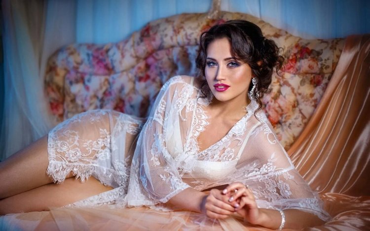 Красивые девушки в пеньюарах