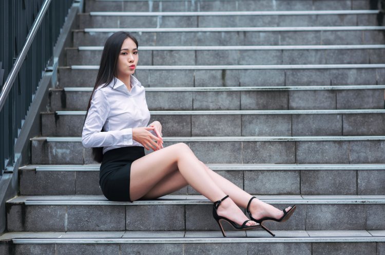 Девушки на лестнице в мини