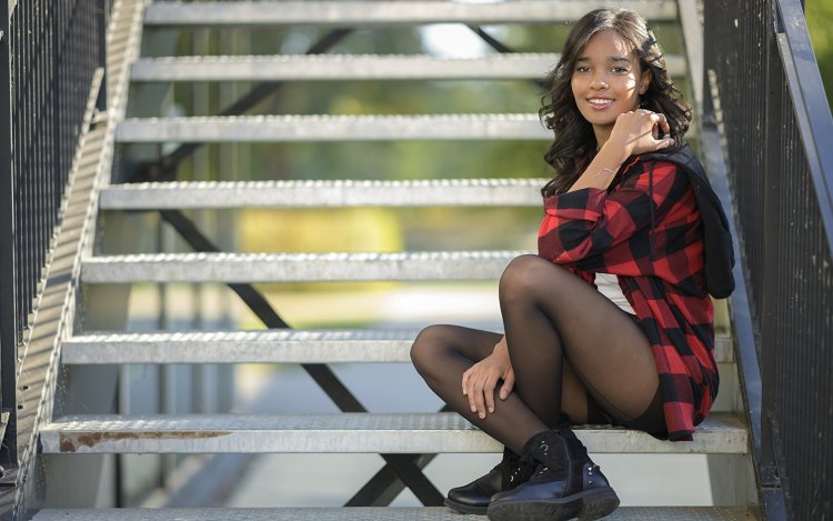 Девушка на лестнице в юбке