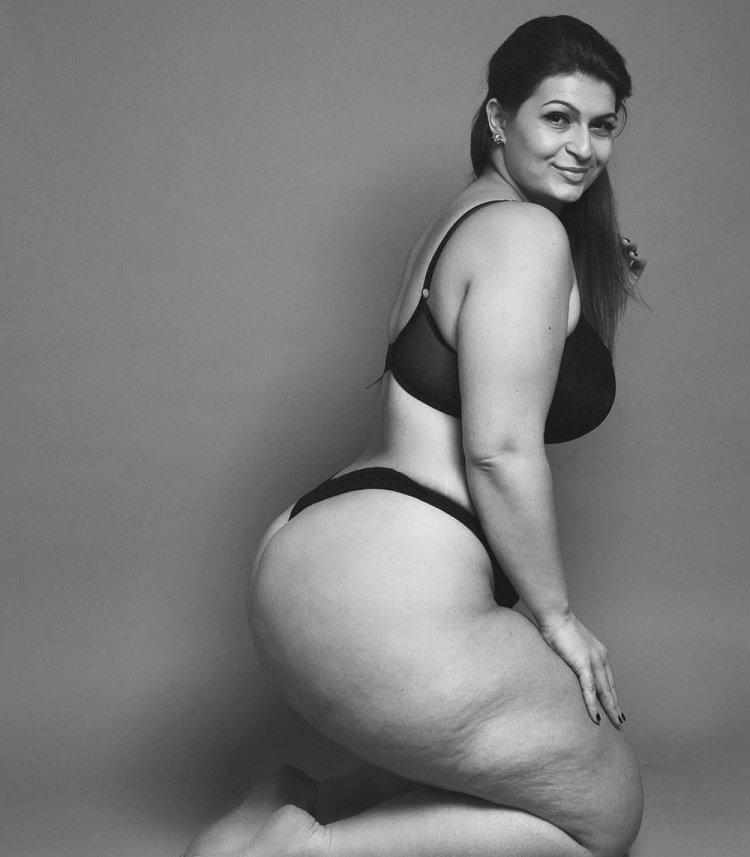 Эшли Алексис Plus Size в платье