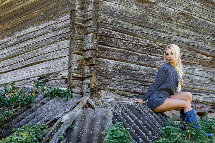 Деревенская девушка в сарафане