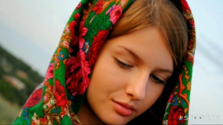 Скромная девушка в платке