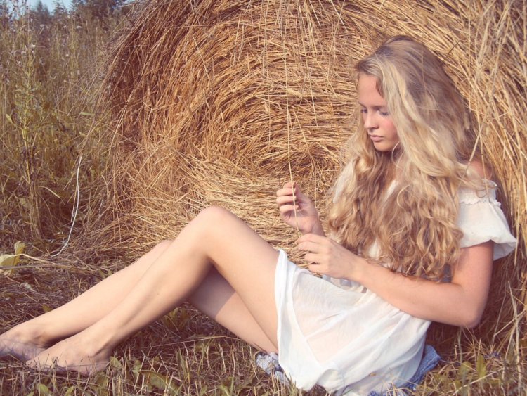 Сельские девушки с русыми волосами