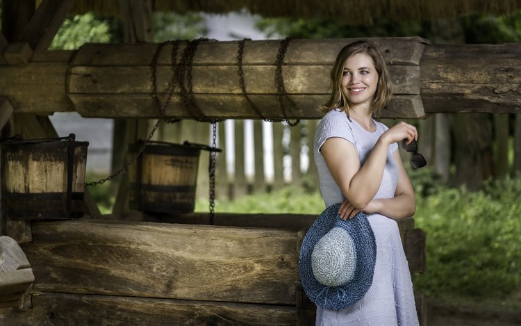 Деревенская женщина в платье