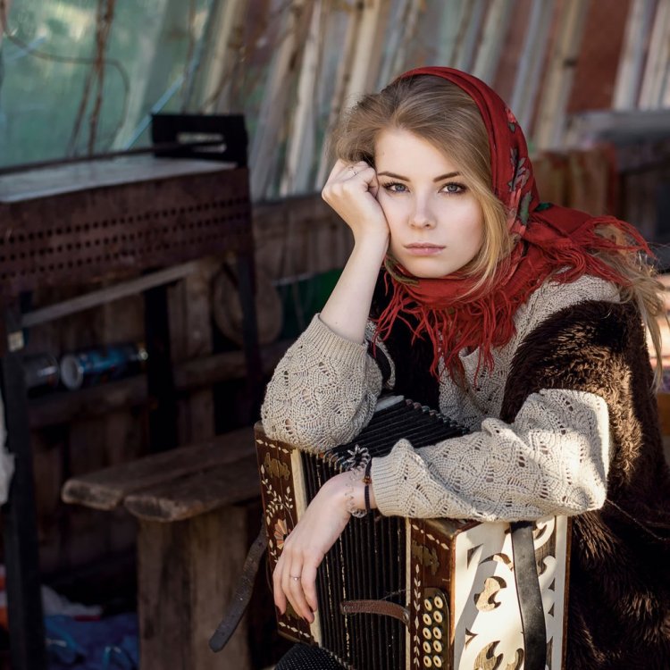 Девушки в деревне летом