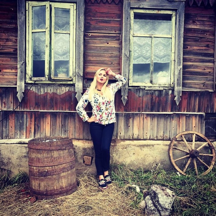 Деревенская волосатая женщина